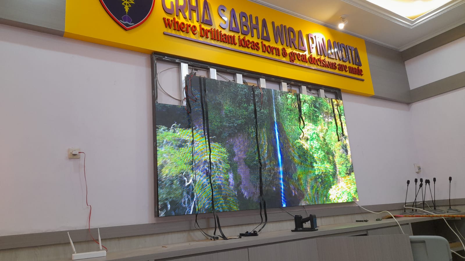 Fix Install LAMPRO P2.5 1920 Hz Indoor Project Image