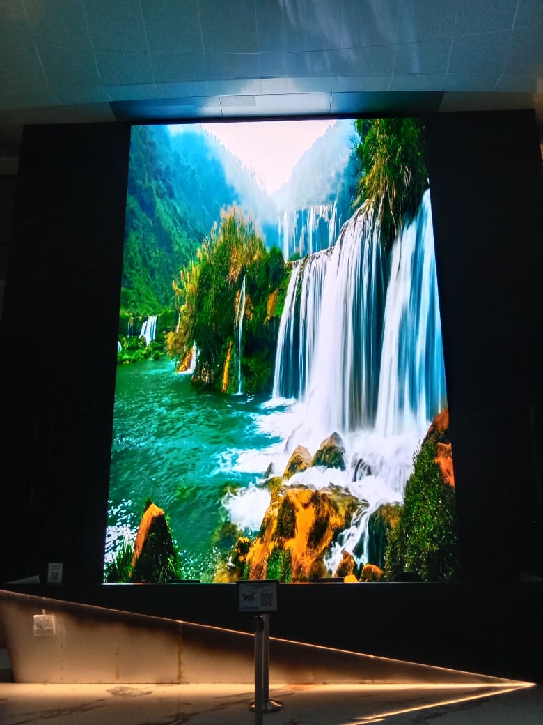 Fix Install LAMPRO P1.83 3840 Hz Indoor  Project Image